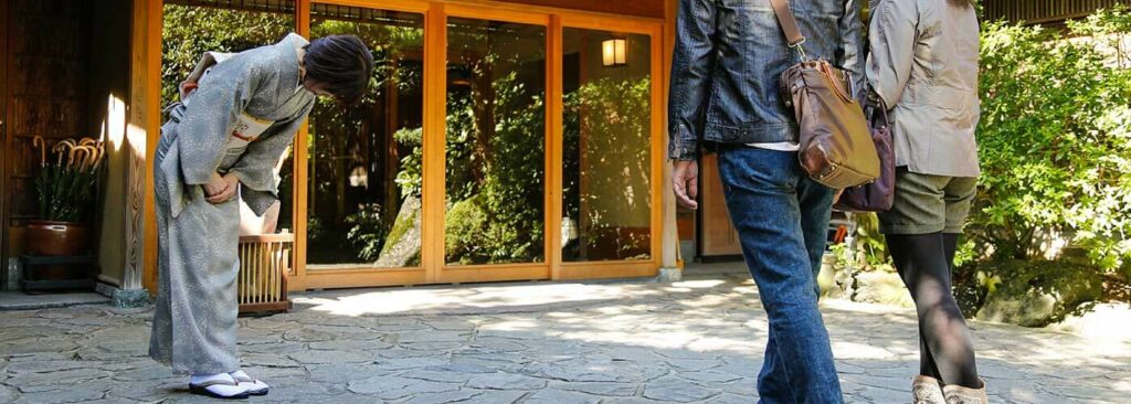 L'art japonais de l'hospitalité à Paris. Notre famille est heureuse de vous recevoir pour une authentique expérience de l'Omotenashi.