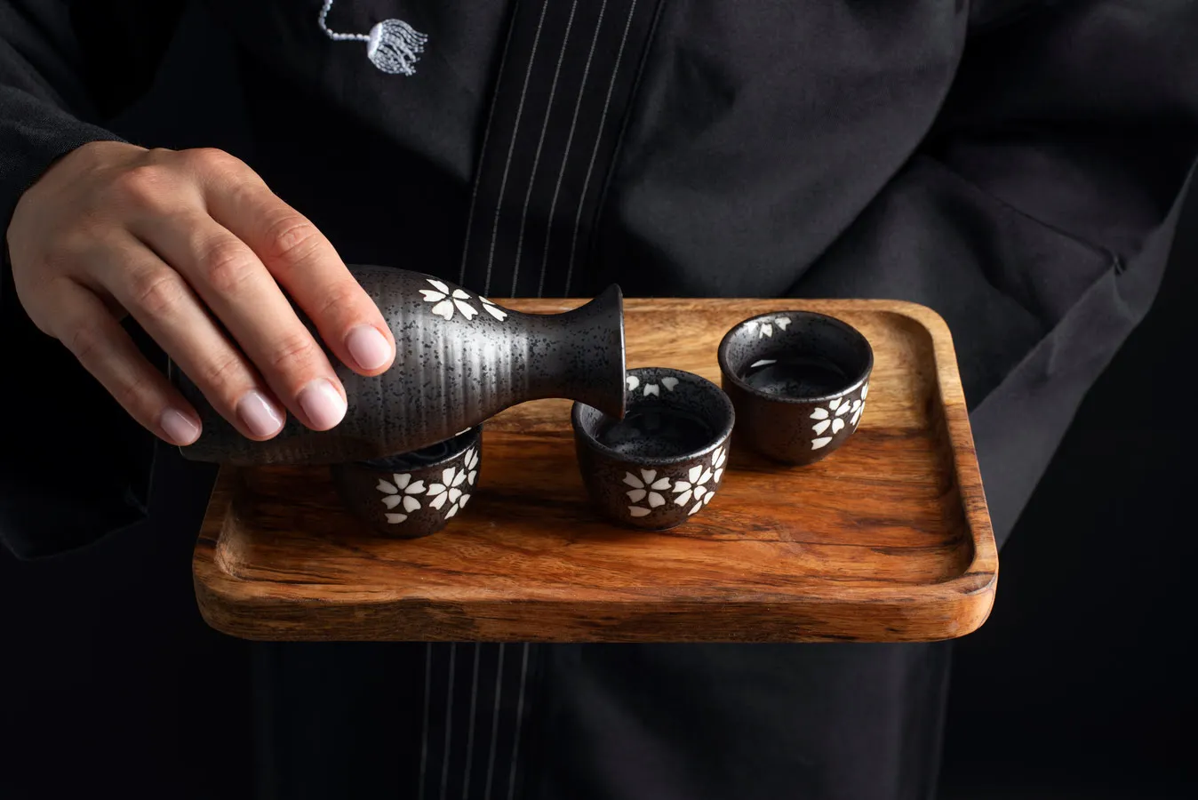 Des arts de la table et ses artisanats, aux fêtes, au langage et aux subtilités de l'art d'être à table, une plongée au cœur de la culture culinaire japonaise.