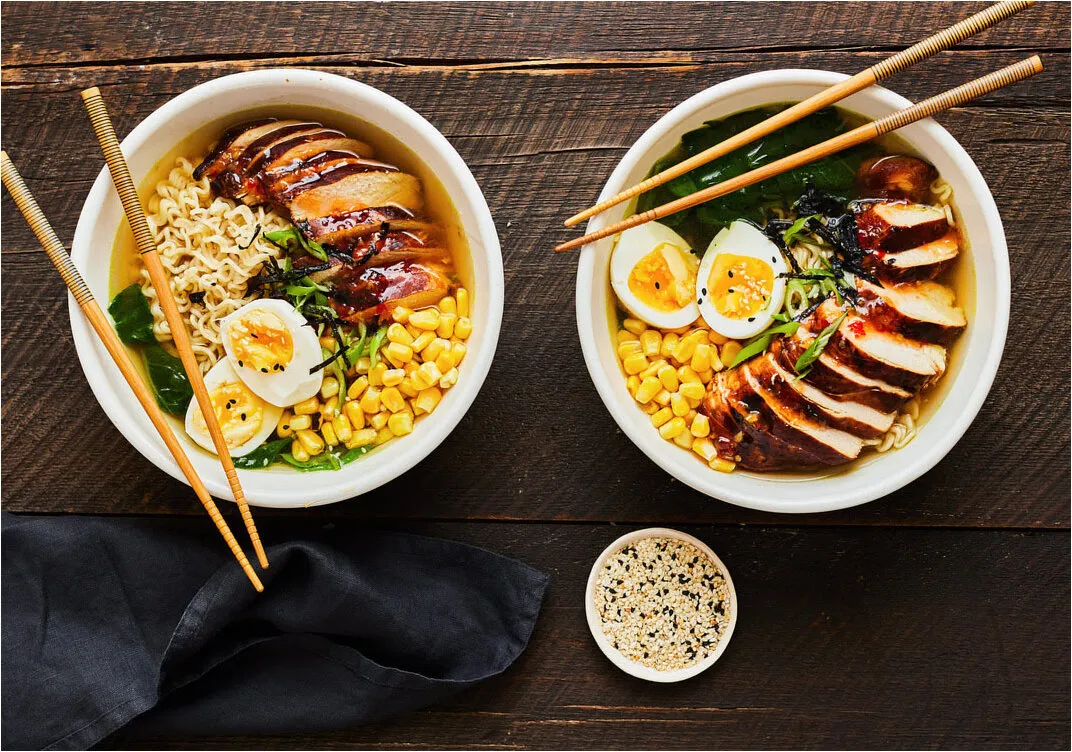 Faire un ramen facile à la maison. Deux bols généreux de ramen japonais authentiques au poulet.