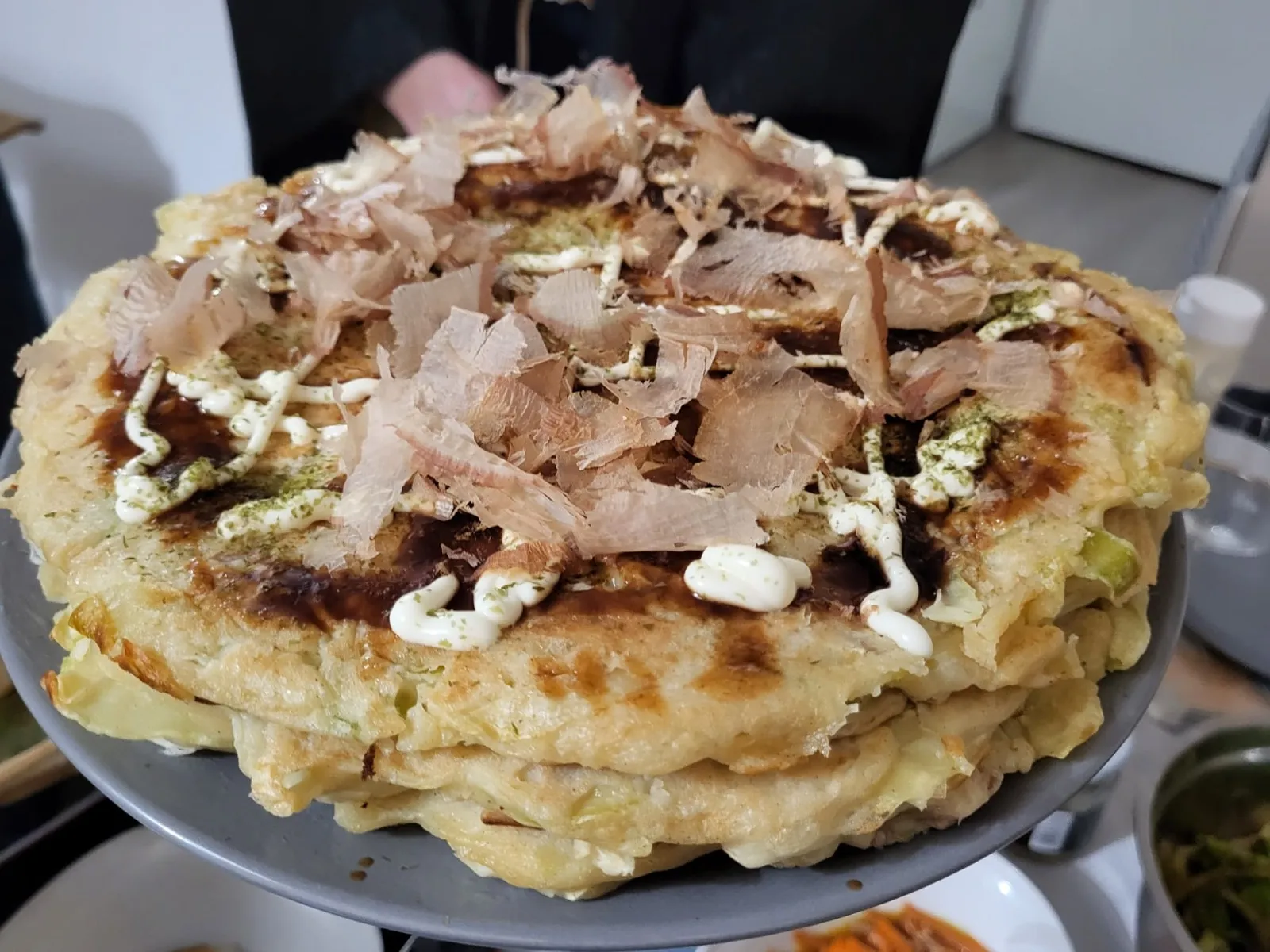 Okonomiyaki maison. Si seulement vous pouviez entendre la bonite crépiter !