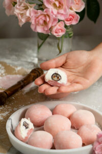 L'une des douceurs culinaires japonaises : le mochi fait partie de la culture. Ici aux couleurs d'Hanami.