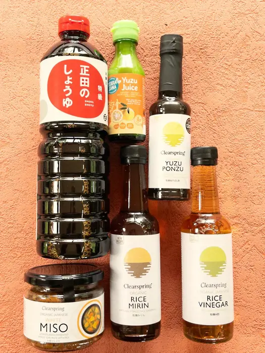 Quelques sauces pour le fond de cuisine japonais et réussir ses recettes faciles : Mirin, Miso, Ponzu, Soja, Vinaigre de Riz, Yuzu