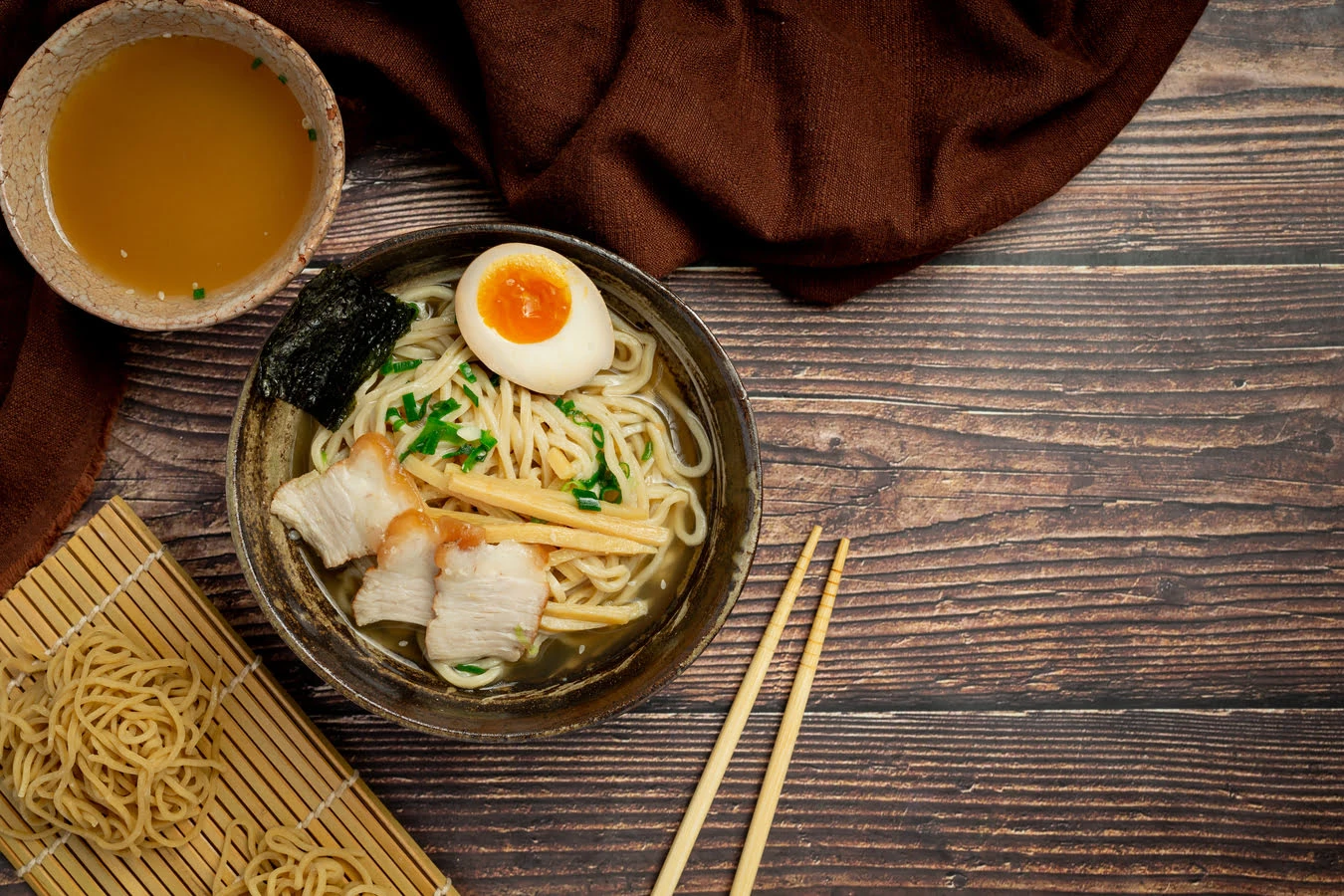 Recette ramen facile à faire et à déguster à la maison grâce aux recettes de Voyage Culinaire Japonais.