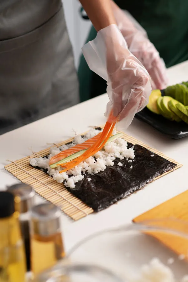 Façonner les maki juste avant de les rouler.
