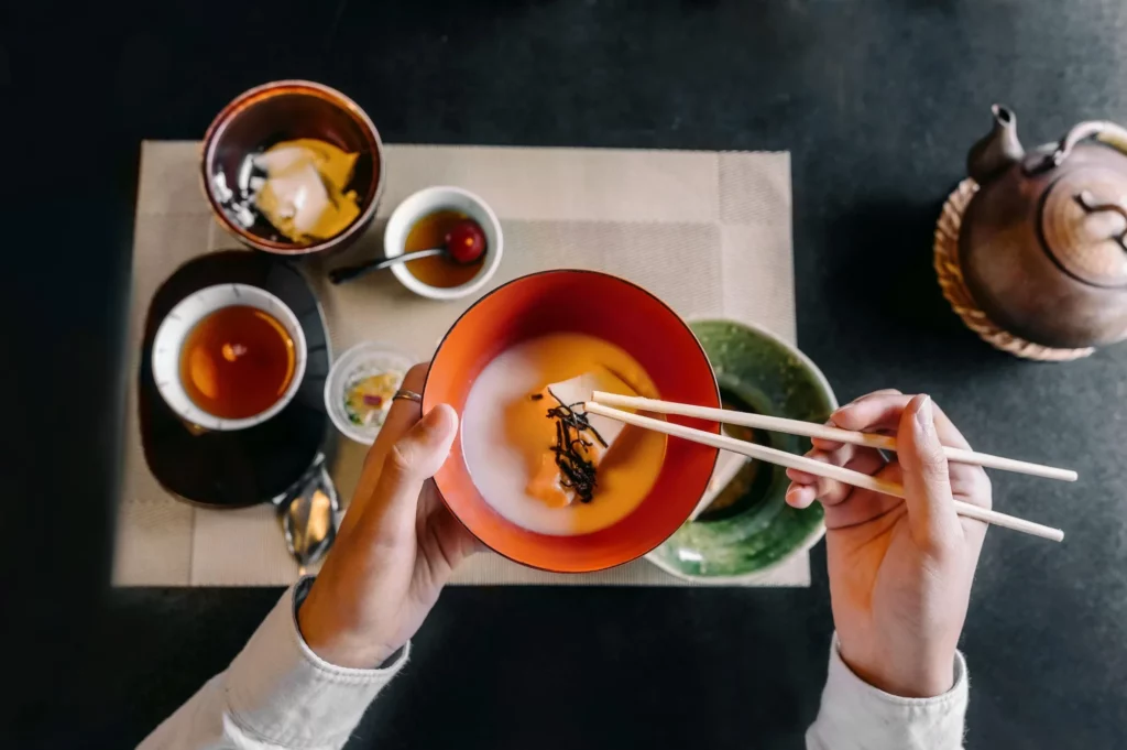 L'art culinaire japonais commence par les yeux, se poursuit par l'esthétique et les rituels, avant même de titiller vos papilles.