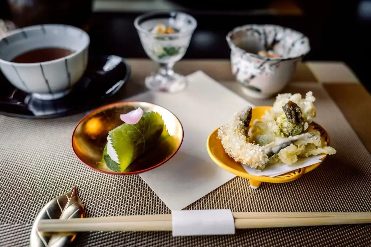Composition évoquant l'omotenashi, l'art de recevoir japonais dans son esthétique raffinée, ses rituels ancestraux et son subtil équilibre des goûts.