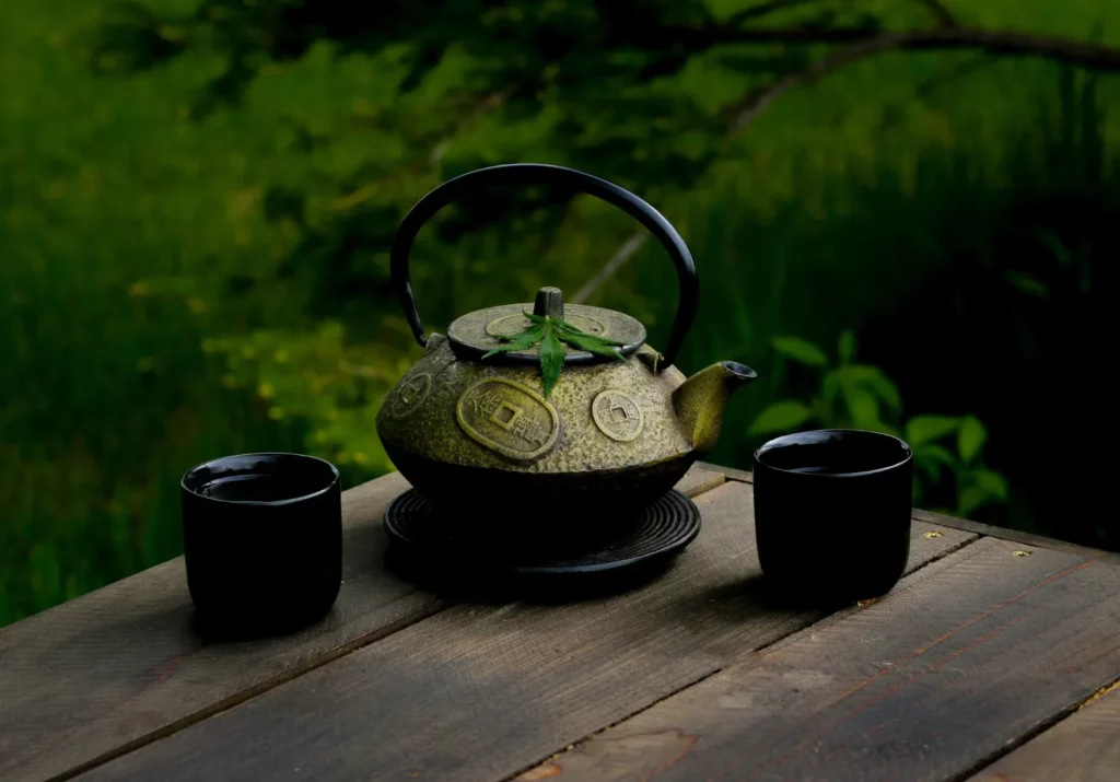 Scène d'omotenashi à l'occasion du service du thé. Souci du détail visuel, de l'harmonie et du souci de l'invité.