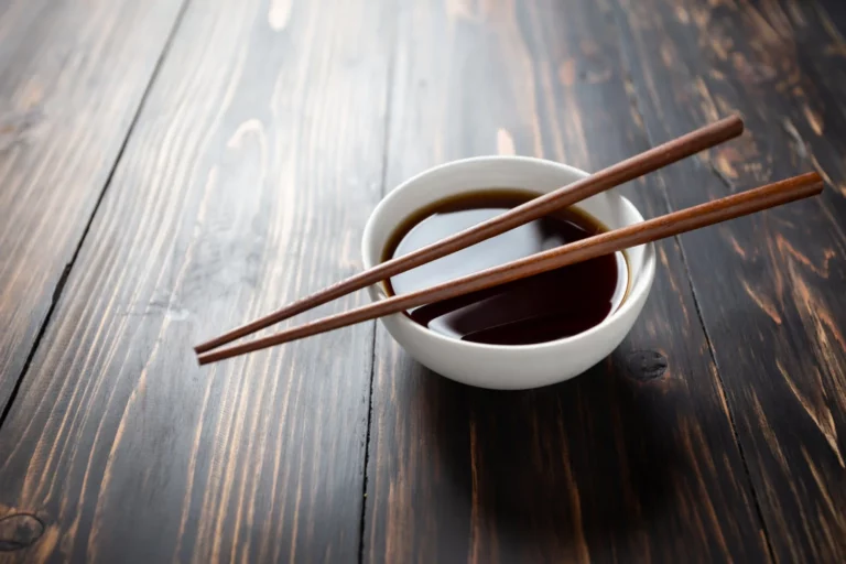 Un ingrédient essentiel de la cuisine japonaise, le soja (shoyu) a une longue histoire.