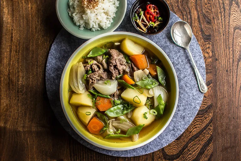 Nikujaga, mijoté de viande et pommes de terre - plat servi