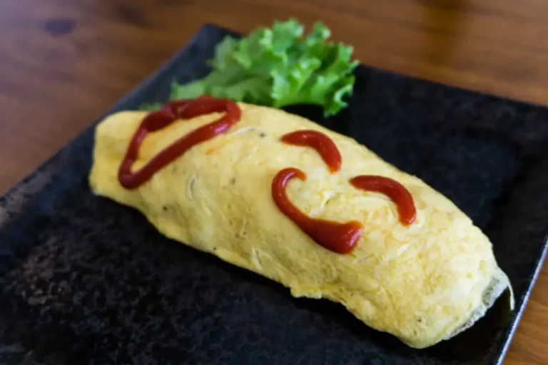 Omuraisu, omelette garnie de riz frit - présentation