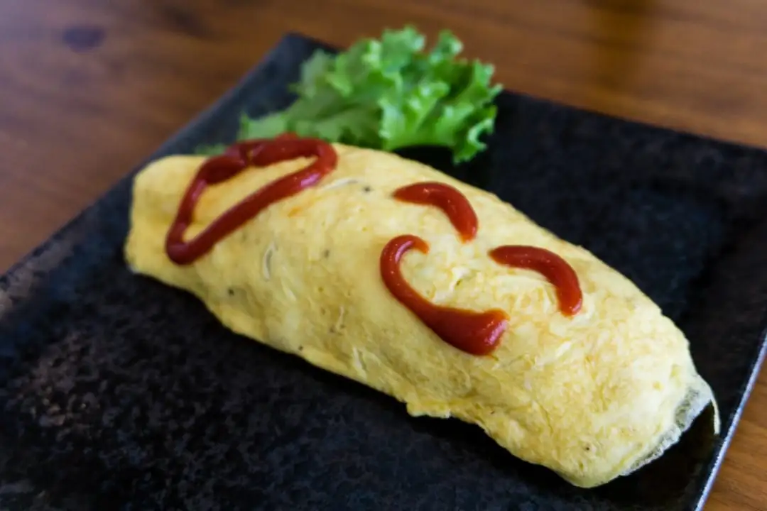 Omuraisu, omelette garnie de riz frit - présentation