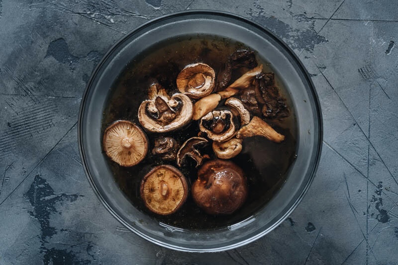 Dashi, bouillon de base de la cuisine japonaise - servi en bol